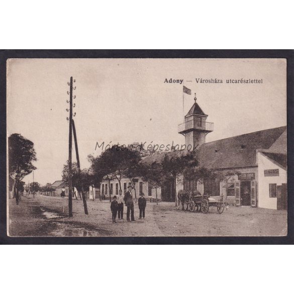 Adony régi képeslapon, városháza utca részlet