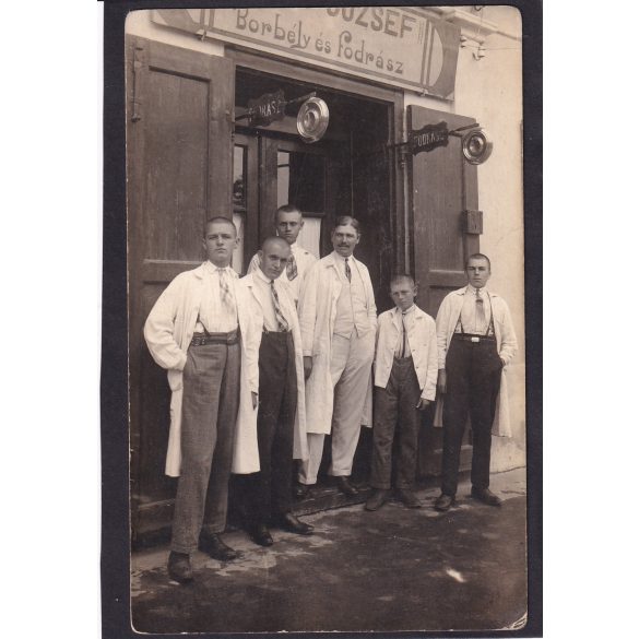 Borbély és fordrász üzlet utcafronti fotólap, Kecskemét 1929
