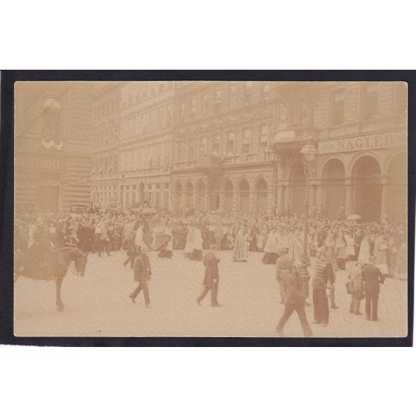 Katonai könyörgő körmenet. Budapest 1915- Nagler testvérek üzlete. Nagykorona utca a bazilikával szemben.