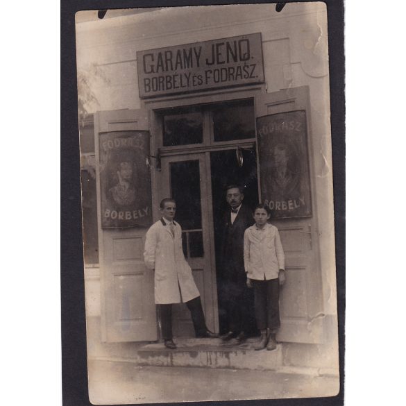 Garamy Jenő borbély üzlete, utcafronti fotólap