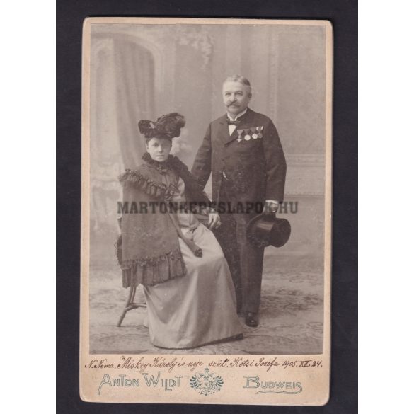 Anton Wild műtermében készült fotó, Budaweis. Nemz. Miskey Károly és neje született: Kótsi Jozefa 1905.XII. 24.