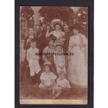 Ünneplő társaság. Fotón hátul felirat: Emlék 1908.07.01. Kadétiskolában, Sághy főhadnagy felvétele.