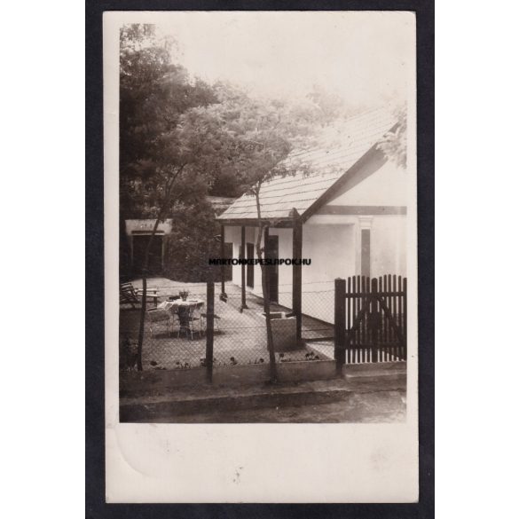 Kulcs régi képeslapon. Kulcson lévő nyaraló fotó képeslapon. 1933