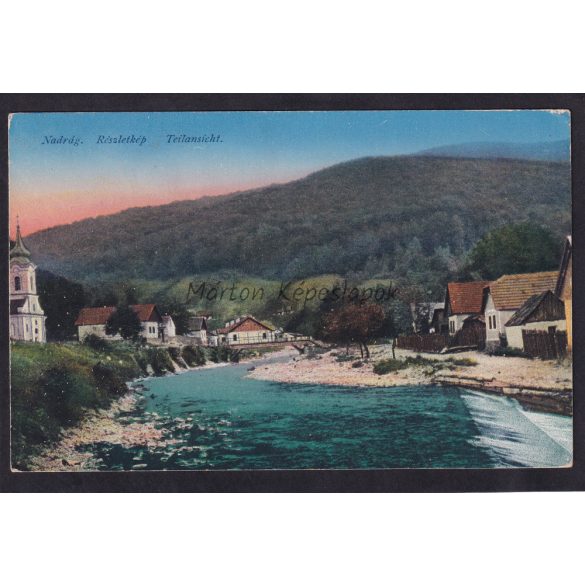 Nadrág régi képeslapon, patakpart