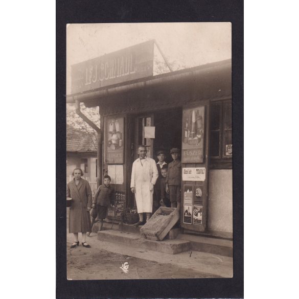 Ifjabb Schnadl vegyesboltja, utcafronti fotólap, Mezőffy jelzésű fotólap+ egy családi kép
